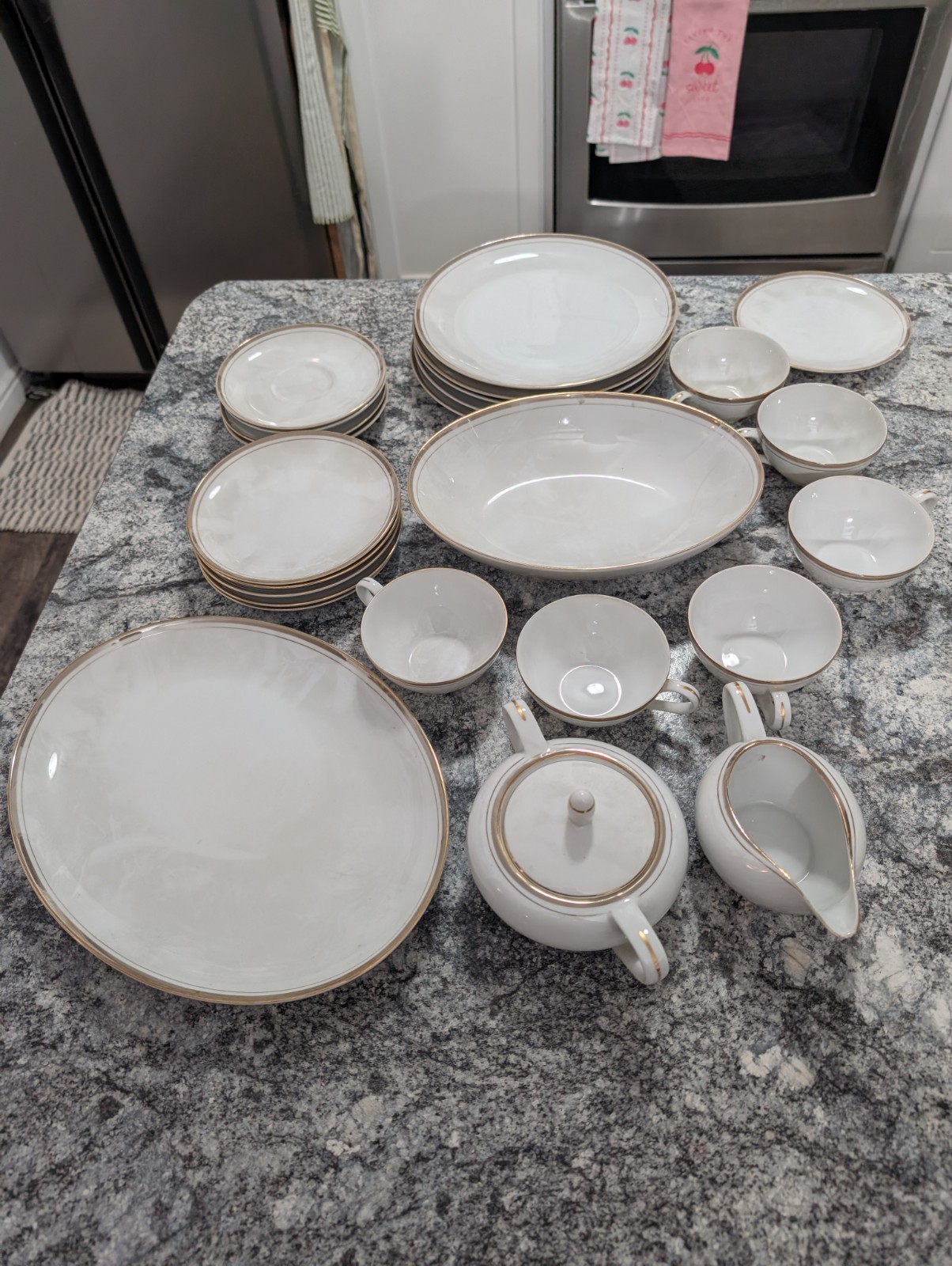 25 Pc. Royalton China Co. Porcelain Set White Gold 25 Pc. Royalton China Co. Porcelain Set White Gold