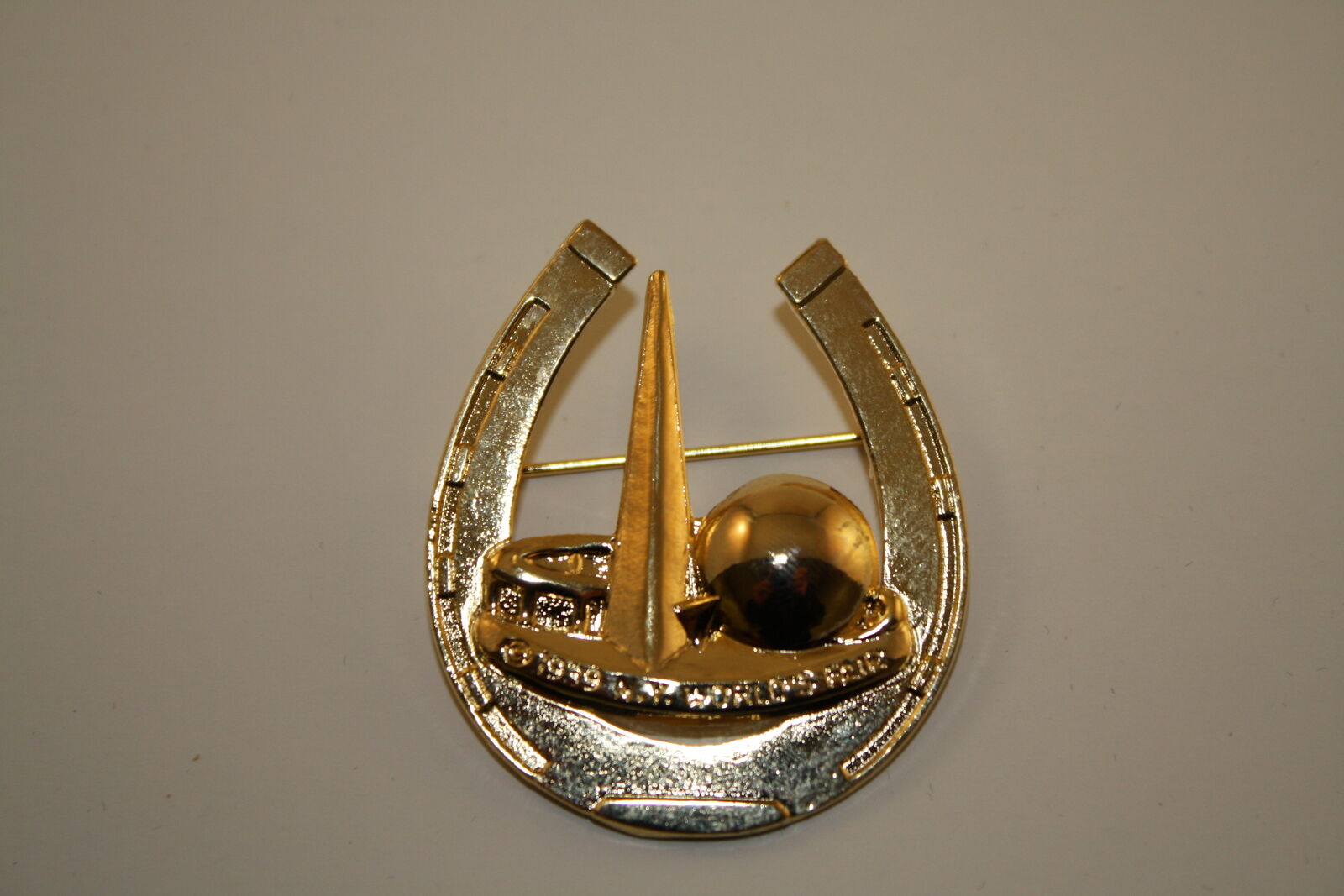 1939 New York World's Fair HORSESHOE Trylon Perisphere Metal Brooch LAPEL PIN