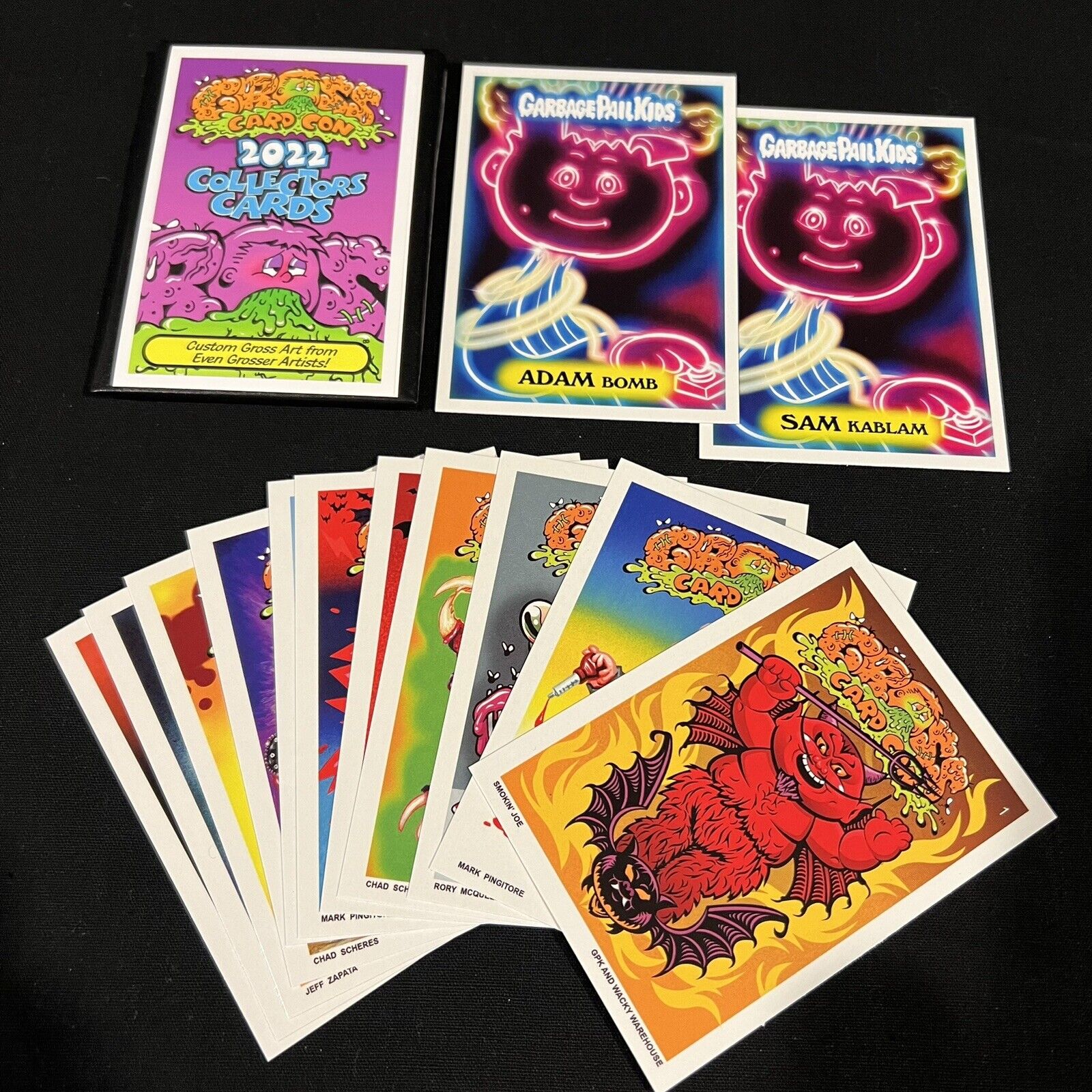 2022 GARBAGE PAIL KIDS GROSS CARD CARD CON SET WITH 2 FREE ADAM BOMB PROMO CARDS