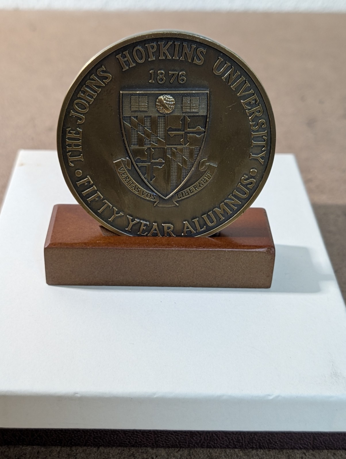 VINTAGE LARGE BRONZE JOHNS HOPKINS UNIVERSITY 50th ALUMNI MEDALLION Paper Weight VINTAGE LARGE BRONZE JOHNS HOPKINS UNIVERSITY 50th ALUMNI MEDALLION Paper Weight