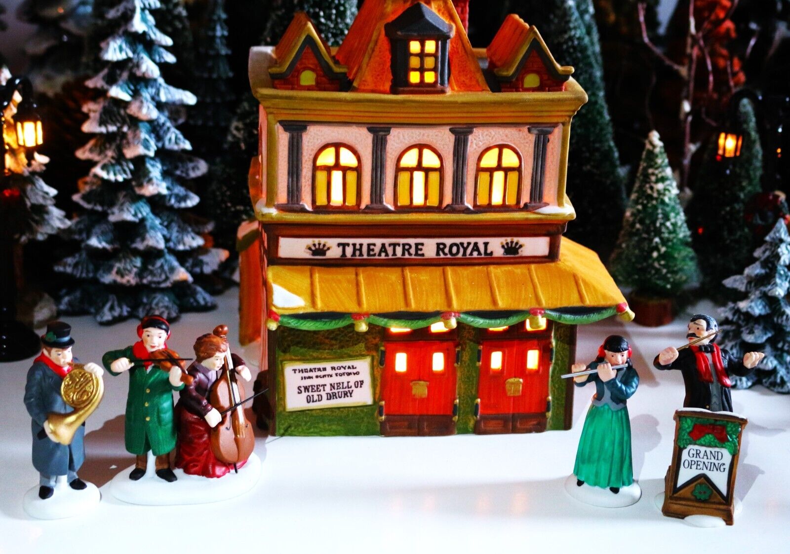 Dept 56 Royal Theatre New , extras incuded