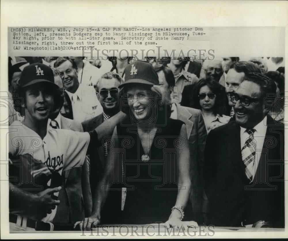 1975 Press Photo Los Angeles pitcher Don Sutton presents cap to Nancy Kissinger