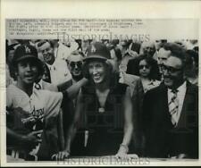 1975 Press Photo Los Angeles pitcher Don Sutton presents cap to Nancy Kissinger picture