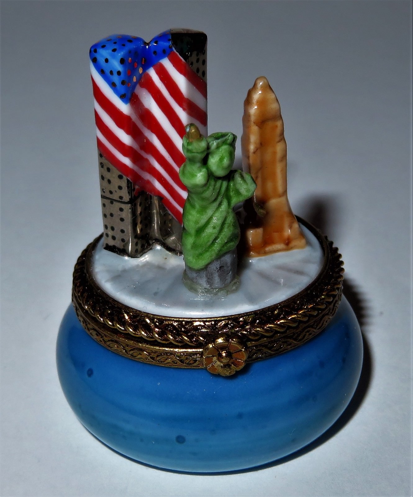LIMOGES FRANCE BOX- NEW YORK CITY - TWIN TOWERS - STATUE OF LIBERTY - U. S. FLAG LIMOGES FRANCE BOX- NEW YORK CITY - TWIN TOWERS - STATUE OF LIBERTY - U. S. FLAG