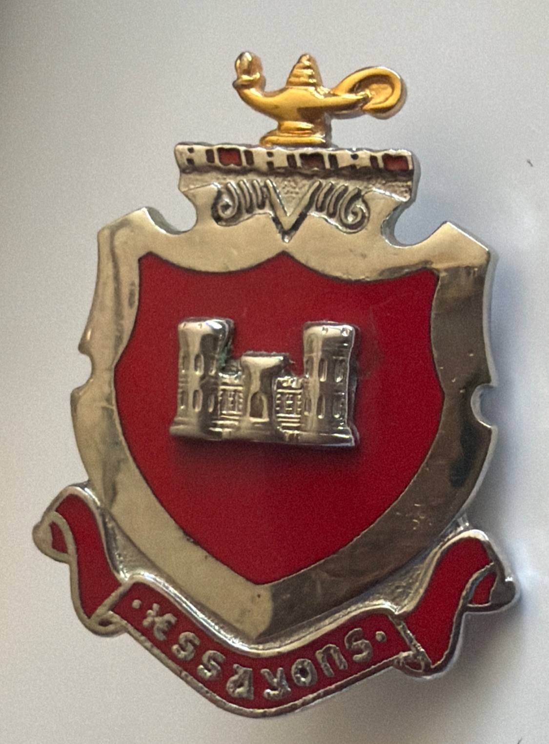 Vintage Red Enamel Army Corp Engineers Regimental Pin ESSAYONS IRA Green Inc G23