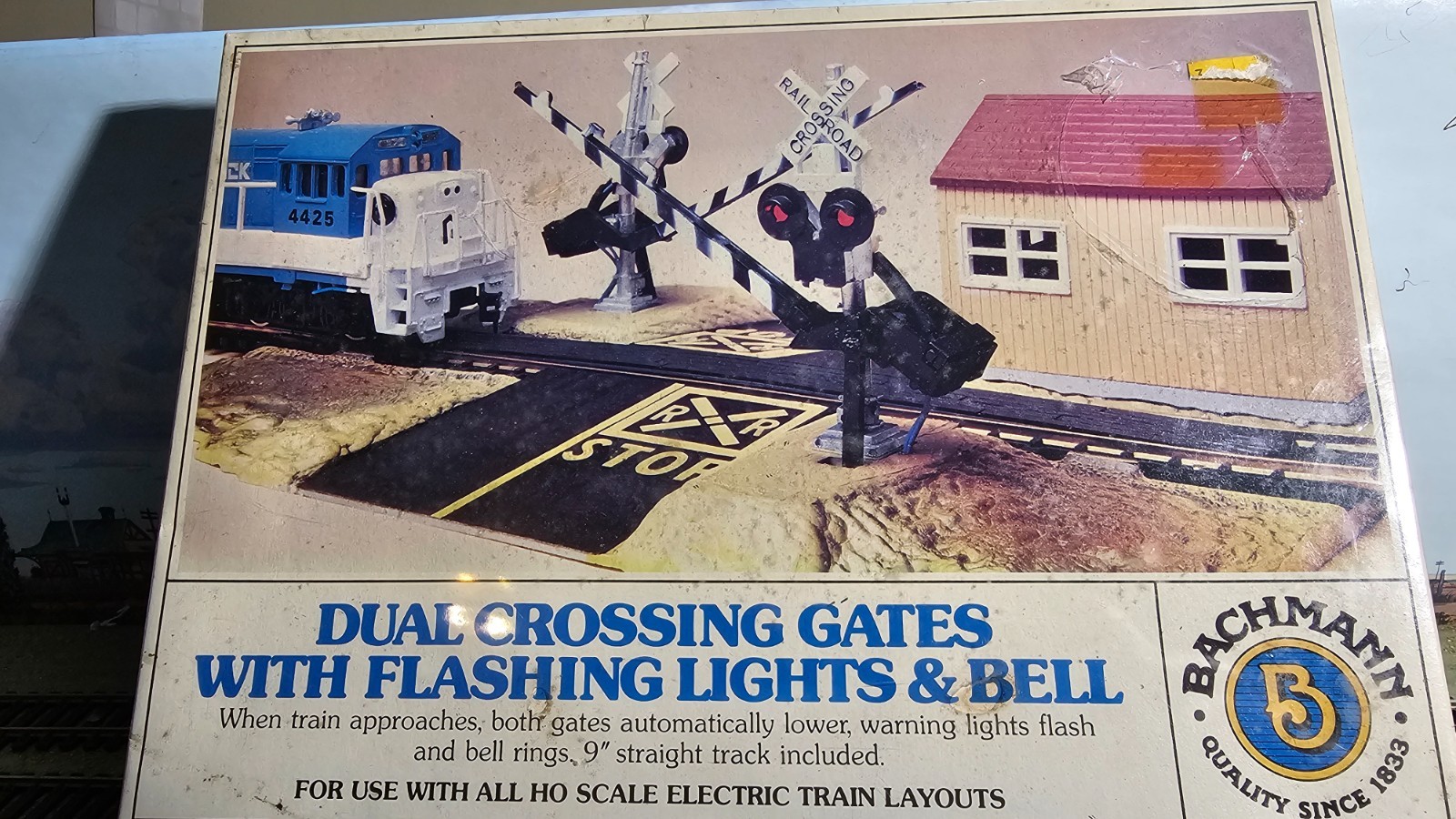 Bachmann Dual Crossing Gates with Flashing Lights & Bell - NEW & SEALED Bachmann Dual Crossing Gates with Flashing Lights & Bell - NEW & SEALED
