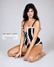 ACTRESS CAROLINE MUNRO PIN UP - 8X10 PUBLICITY PHOTO (RT-585) picture