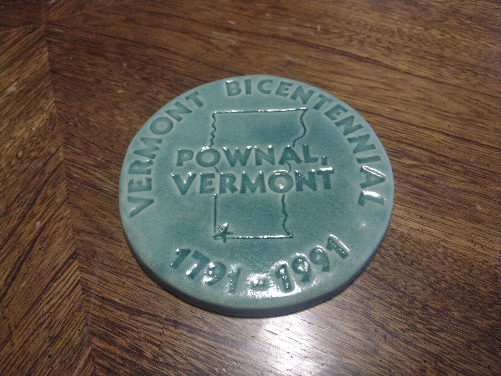 1991 Vermont Bicentennial Pownal VT Art Pottery Hot Plate Paperweight Oak Bluffs