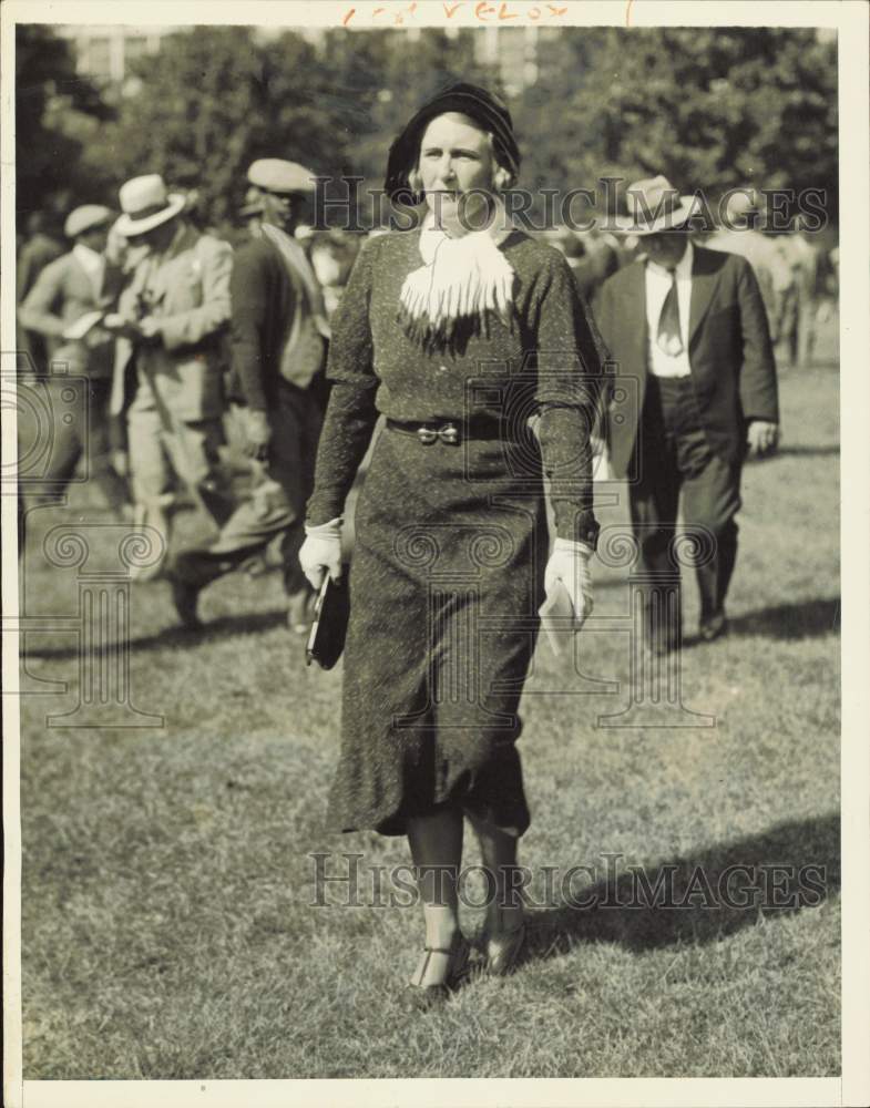 1932 Press Photo Mrs. J. Averill Clark, at Belmont Park, Long Island, New York