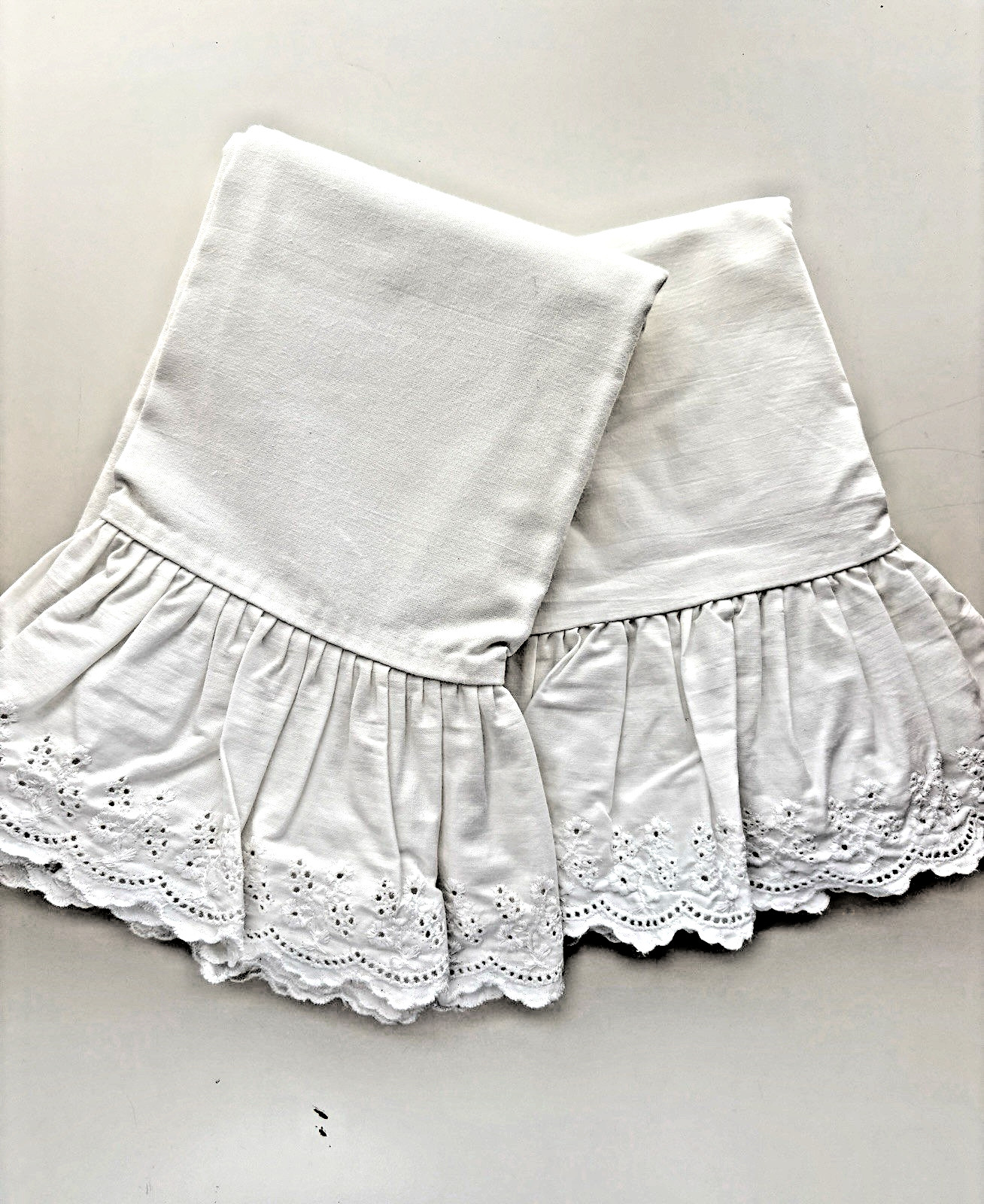 Pair (2) Vintage Ralph Lauren BROMLEY LACE Ruffled Eyelet Standard Pillowcases