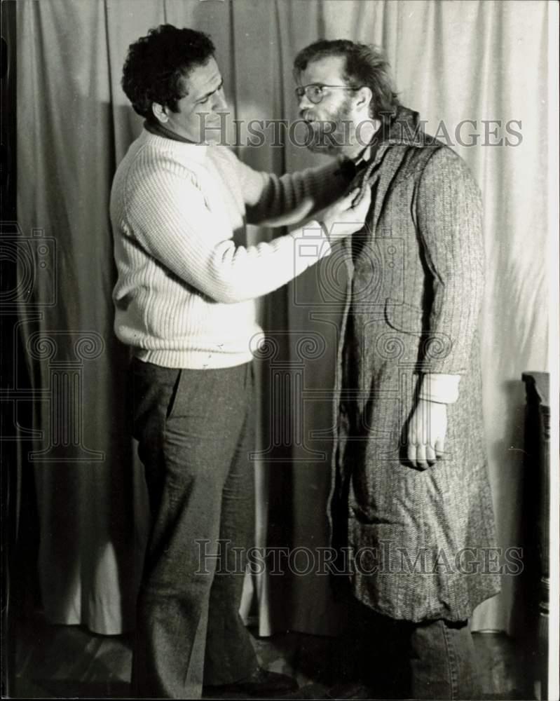 1982 Press Photo Mike Joseph & Ben Tongue Trying on Coat - srp07194