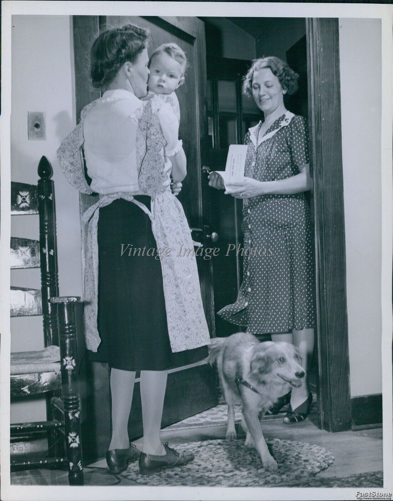 1943 Collie Mickey Blocks Doors Mrs Floyd Braley Sell War Bonds Wwii Photo 7x9 1943 Collie Mickey Blocks Doors Mrs Floyd Braley Sell War Bonds Wwii Photo 7x9