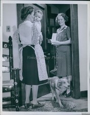 1943 Collie Mickey Blocks Doors Mrs Floyd Braley Sell War Bonds Wwii Photo 7x9 picture