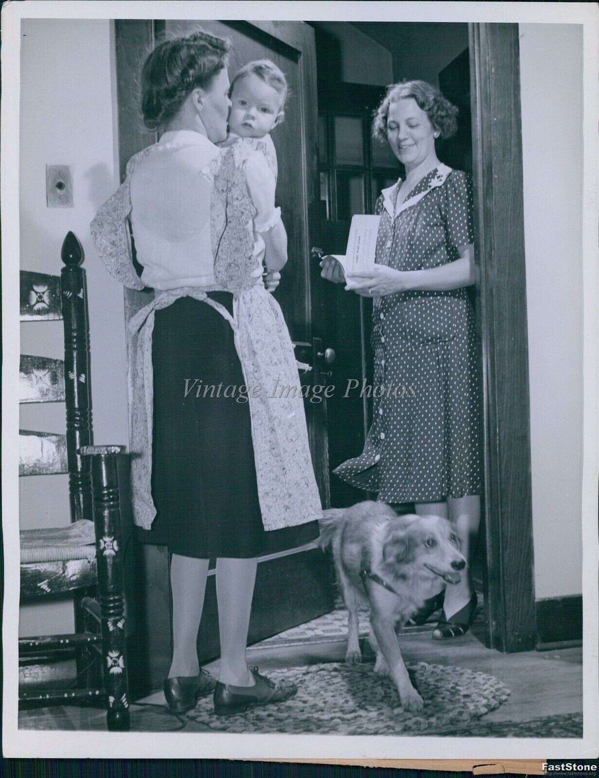 1943 Collie Mickey Blocks Door Sells War Bonds Mrs Floyd Braley Wwii Photo 7x9 1943 Collie Mickey Blocks Door Sells War Bonds Mrs Floyd Braley Wwii Photo 7x9