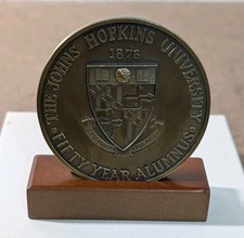 VINTAGE LARGE BRONZE JOHNS HOPKINS UNIVERSITY 50th ALUMNI MEDALLION Paper Weight picture