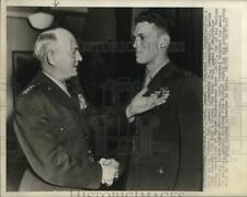 1952 Press Photo Captain Lemuel Shepherd III Receives Bronze Star Medal picture