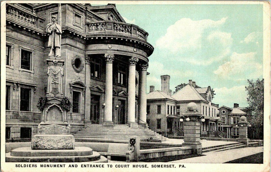 1924. SOMERSET, PA. ENTRANCE TO COURT HOUSE. SOLDIERS MONUMENT. POSTCARD.