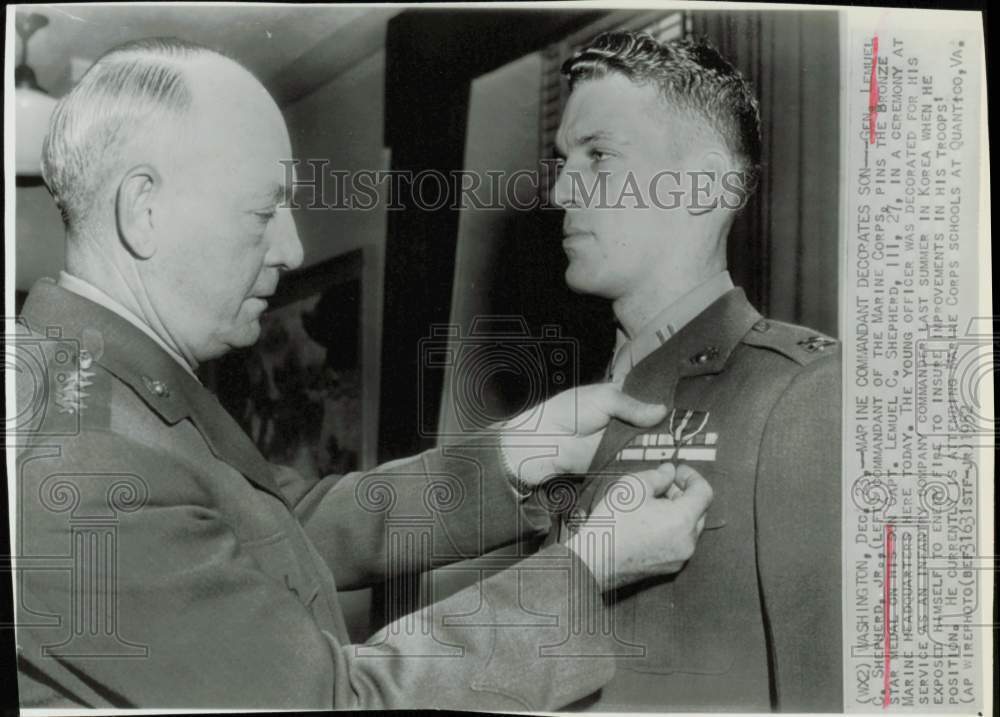 1952 Press Photo General Lemuel Shepherd pins Bronze Star on son in Washington
