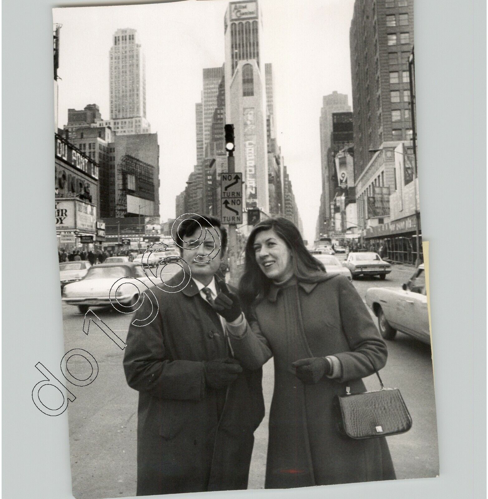 ROWERS John FAIRFAX & Girlfriend SYLVIA COOK @ TIMES SQUARE NYC 1971 Press Photo