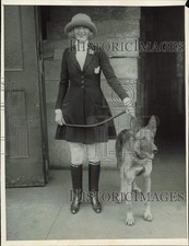 1923 Press Photo Actress Peggy Hopkins Joyce Leaving Theater with Her Dog picture