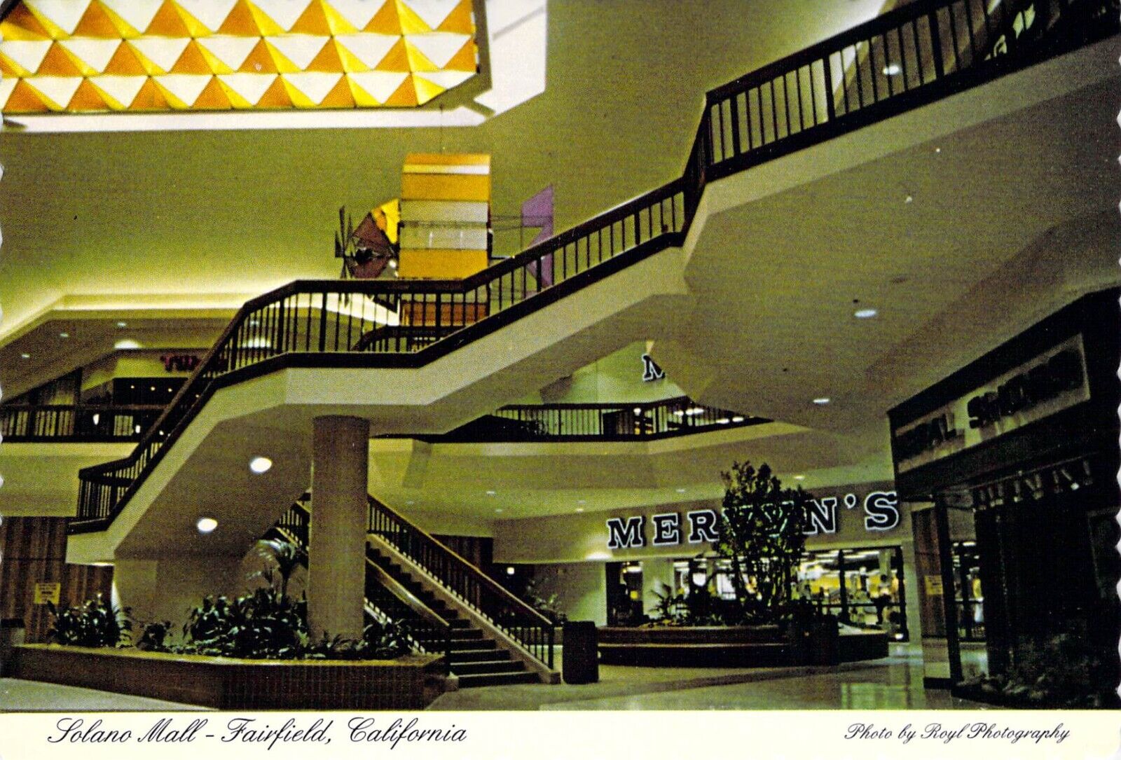 CA Fairfield 1981 Solano Mall Interior Mervyns stairway MINT 4x6 postcard CT15