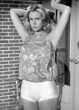 Elizabeth Montgomery of Bewitched Re-Print  - 4x6 #0002 picture