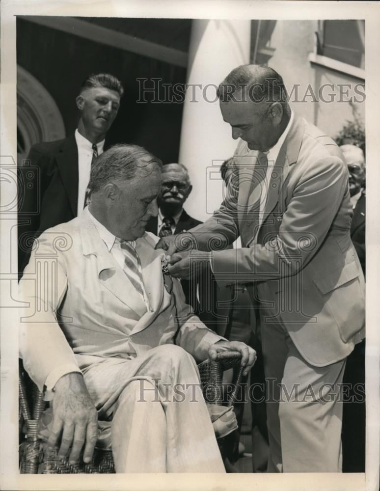 1940 Press Photo President Franklin Roosevelt Pinned by Cecil Halpin
