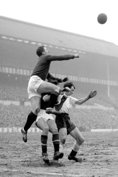 Manchester United goalkeeper Harry Gregg punces ball away over- 1959 Old Photo 1 Manchester United goalkeeper Harry Gregg punces ball away over- 1959 Old Photo 1