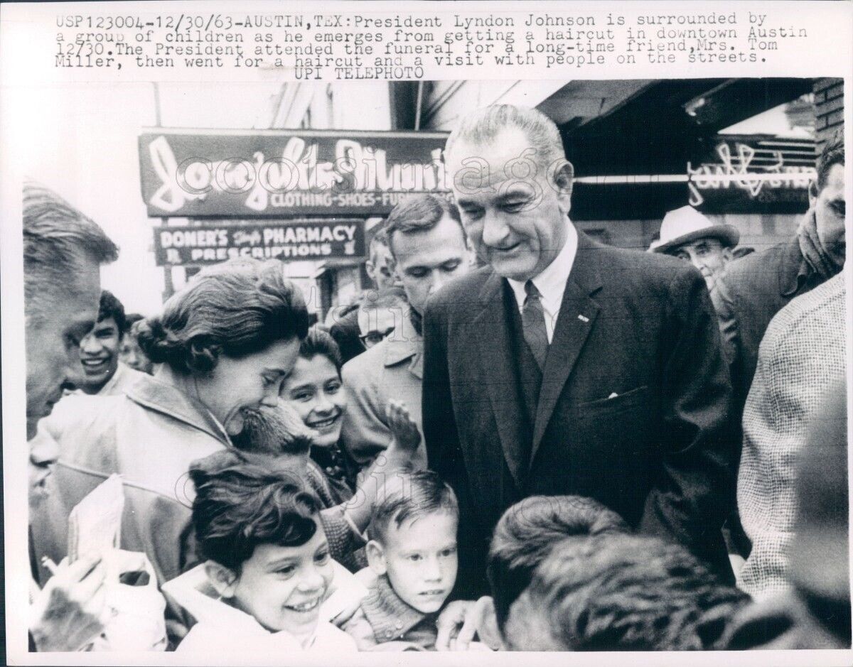 1963 Press Photo Pres Lyndon Johnson With Crowd Outside Josephs Man\'s Austin TX