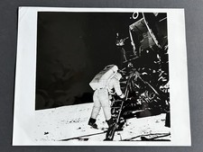1969 NASA Apollo 11 Edwin “Buzz” Aldrin, Jr., Steps Ladder Press Photo Blue Back picture