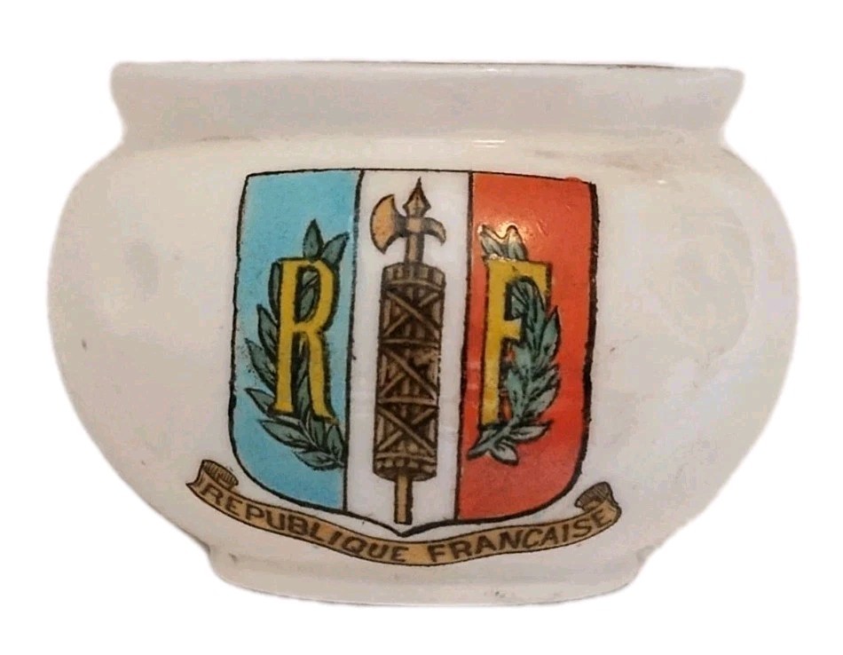 WH Goss Crested China REPUBLIQUE FRANCAISE Model of Ancient Bowl Glastenbury WH Goss Crested China REPUBLIQUE FRANCAISE Model of Ancient Bowl Glastenbury