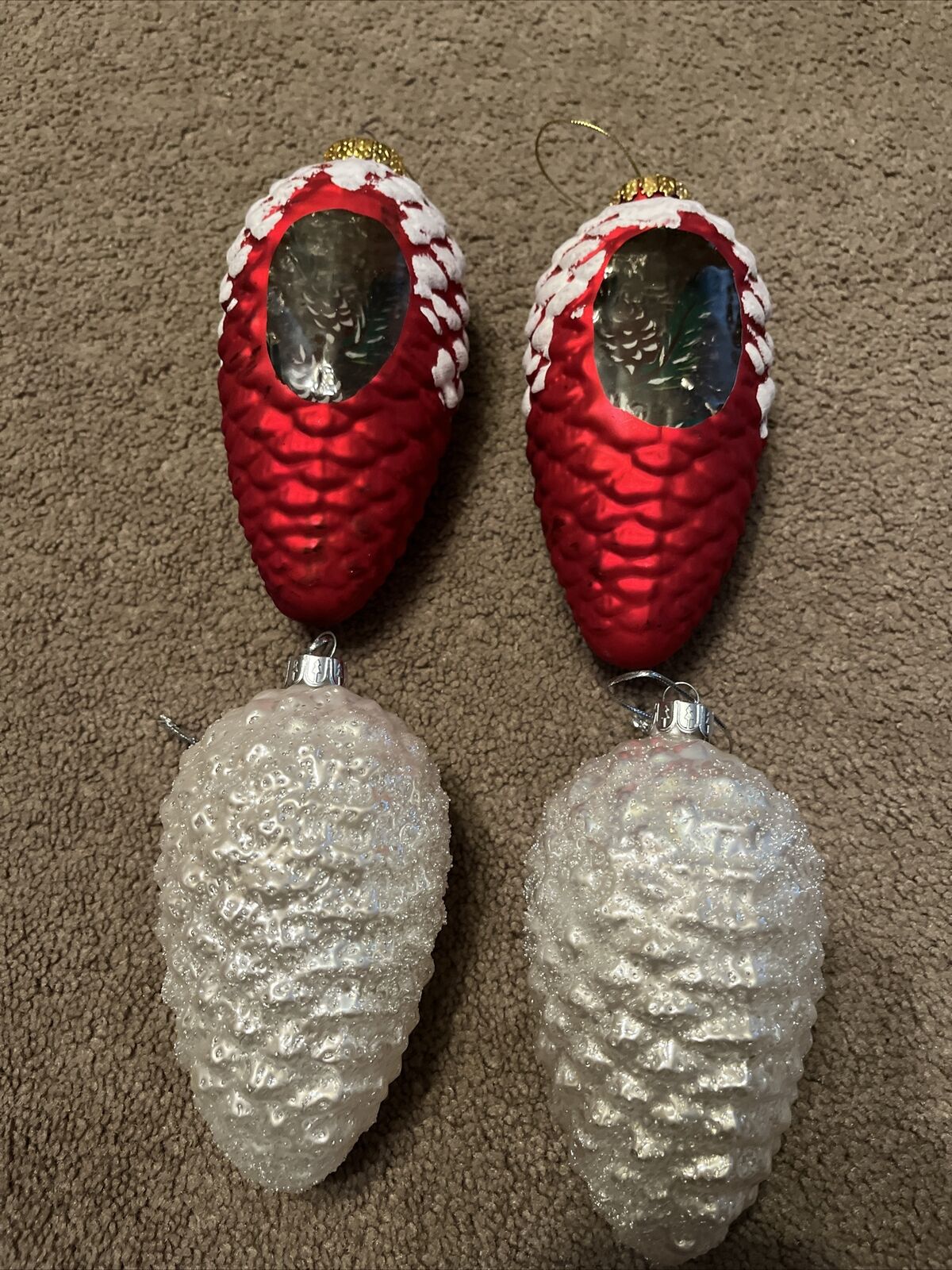 4 Vnt GLASS  PINE CONE ORNAMENTS GLITTER FROST WHITE & RED( WITH SCENE) 5-6 Inch