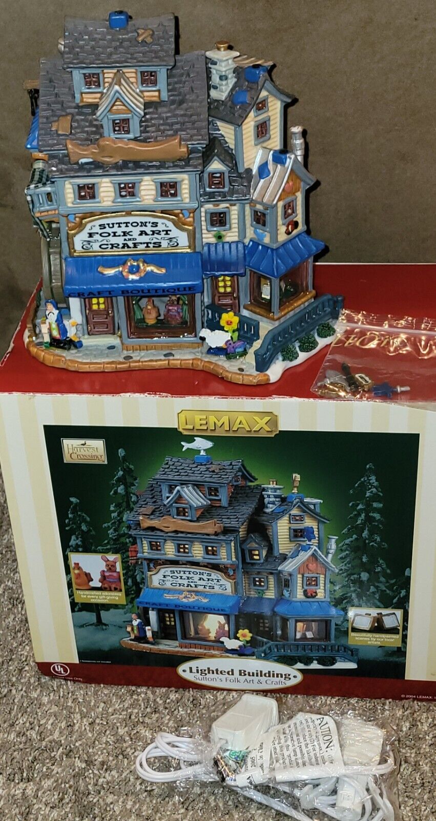 MIB RETIRED LEMAX 2004 SUTTON’S FOLK ART AND CRAFTS LIGHTED VILLAGE BUILDING