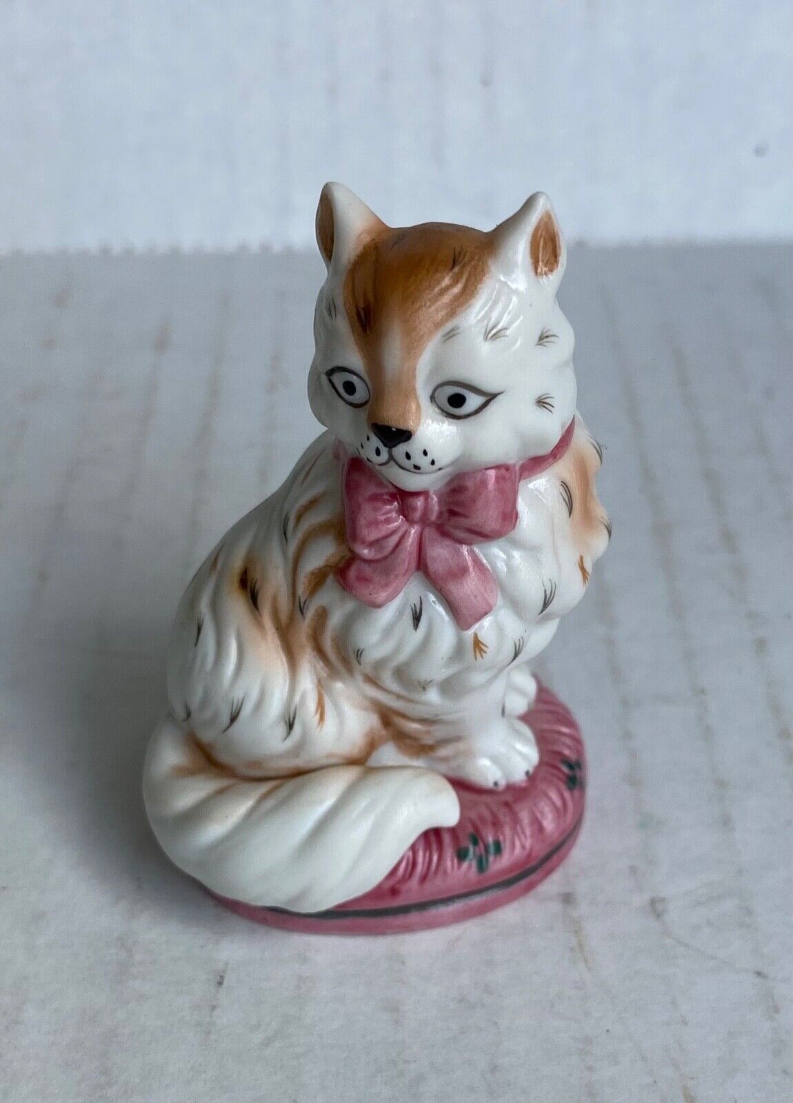 The Franklin Mint White Curio Cabinet Staffordshire Porcelain Cat Figurine 1986