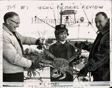 1964 Press Photo Captain Lowell Wakefield & others holding King Crab in Alaska picture