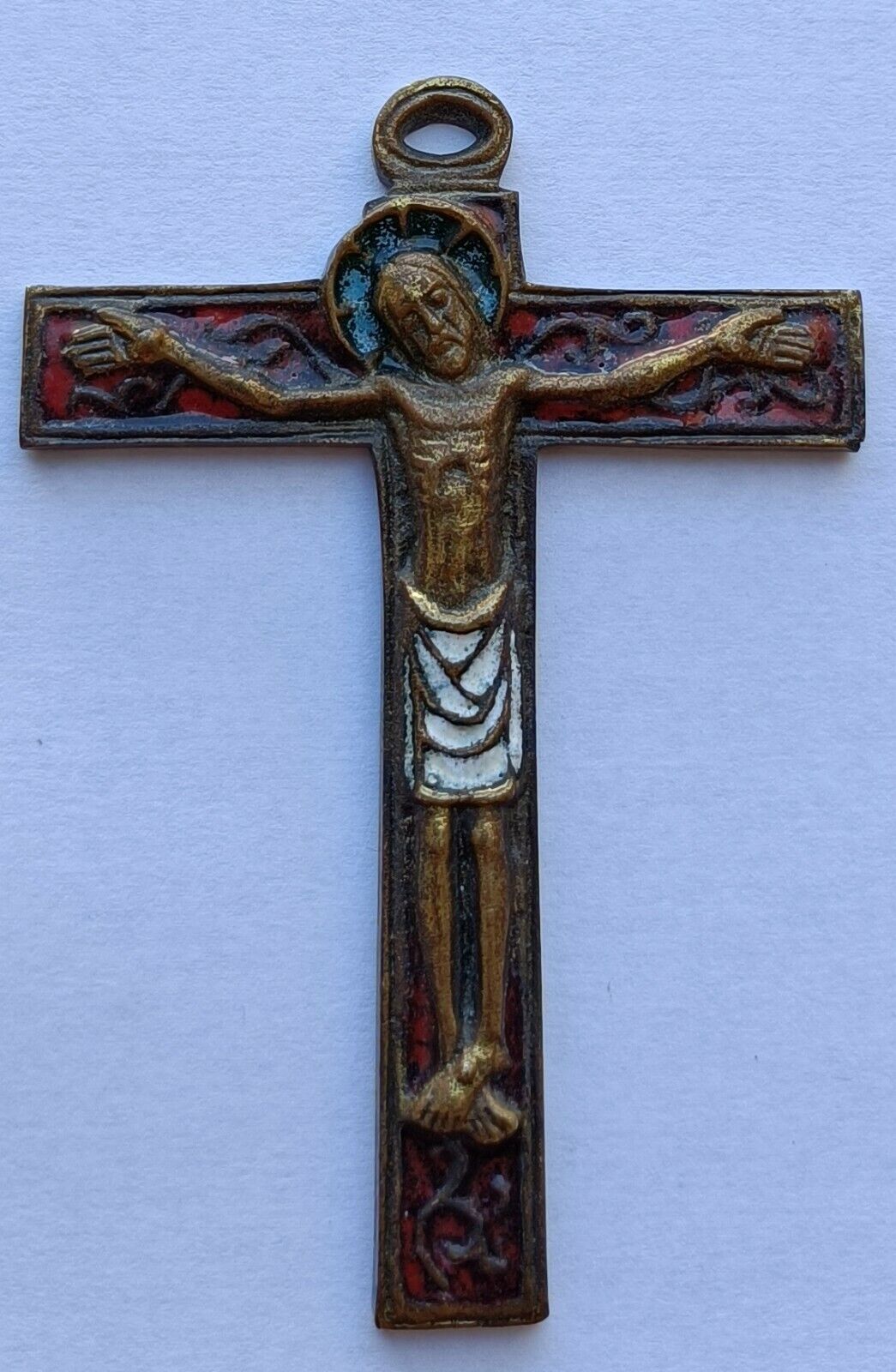 crucifix mural croix latine avec volutes en bronze orné d\'émaux grand feu Ht11cm