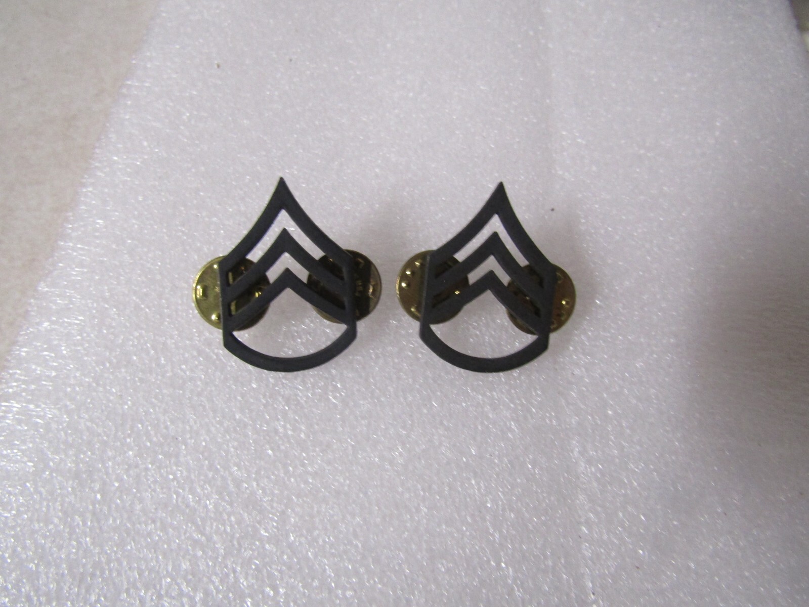 MILITARY INSIGNIA SUBDUED PIN ON RANK SET OF 2 E-6 US ARMY STAFF SERGEANT MILITARY INSIGNIA SUBDUED PIN ON RANK SET OF 2 E-6 US ARMY STAFF SERGEANT
